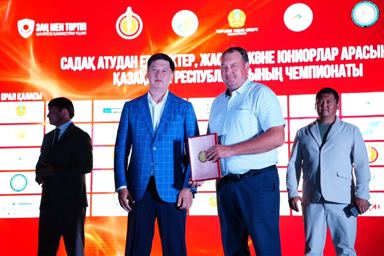 Сотрудники Федерации стрельбы из лука города Уральска награждены благодарственными письмами